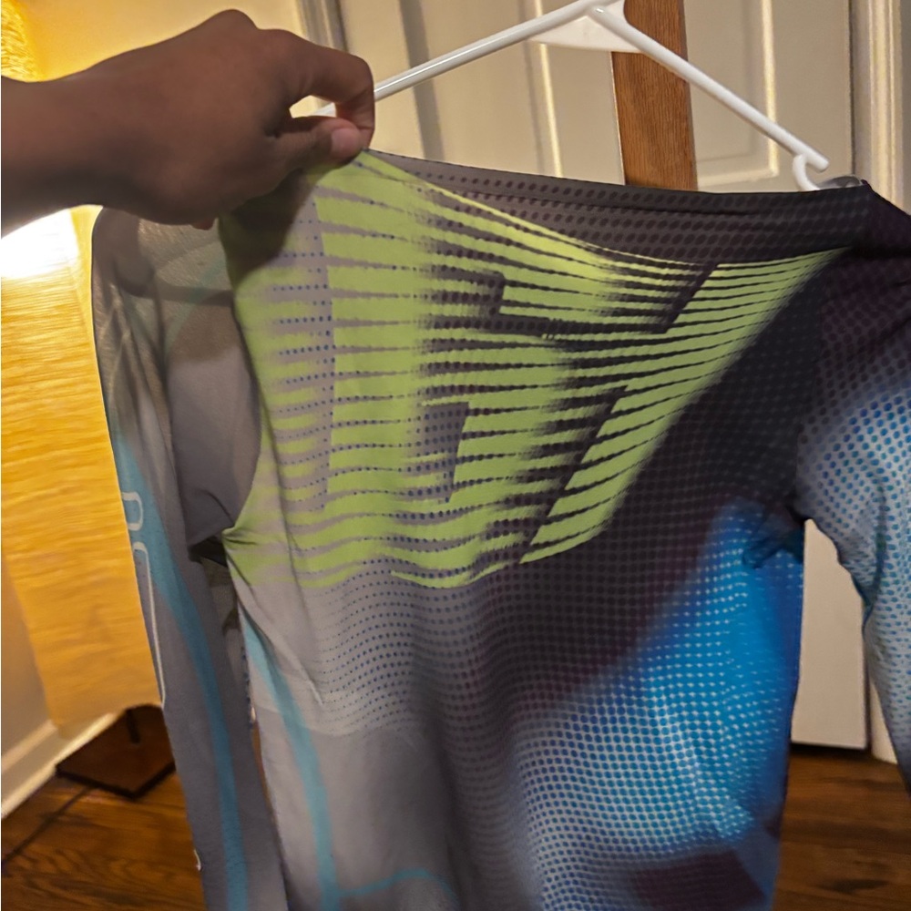 Weekday Multicolor Graphic Top - Picture 4 of 6